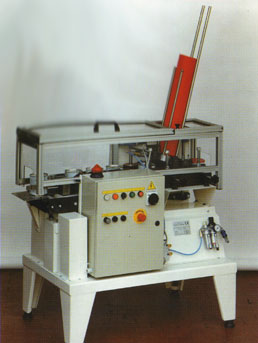 4P : macchina metticoperchi di plastica - salvaroma